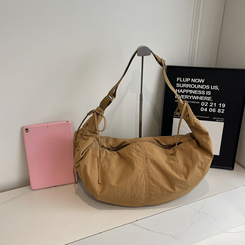 New crossbody horn bag, wandering bag, large-capacity drawstring dumpling bag, workwear crossbody bag, crescent bag, student class bag Specification drawing