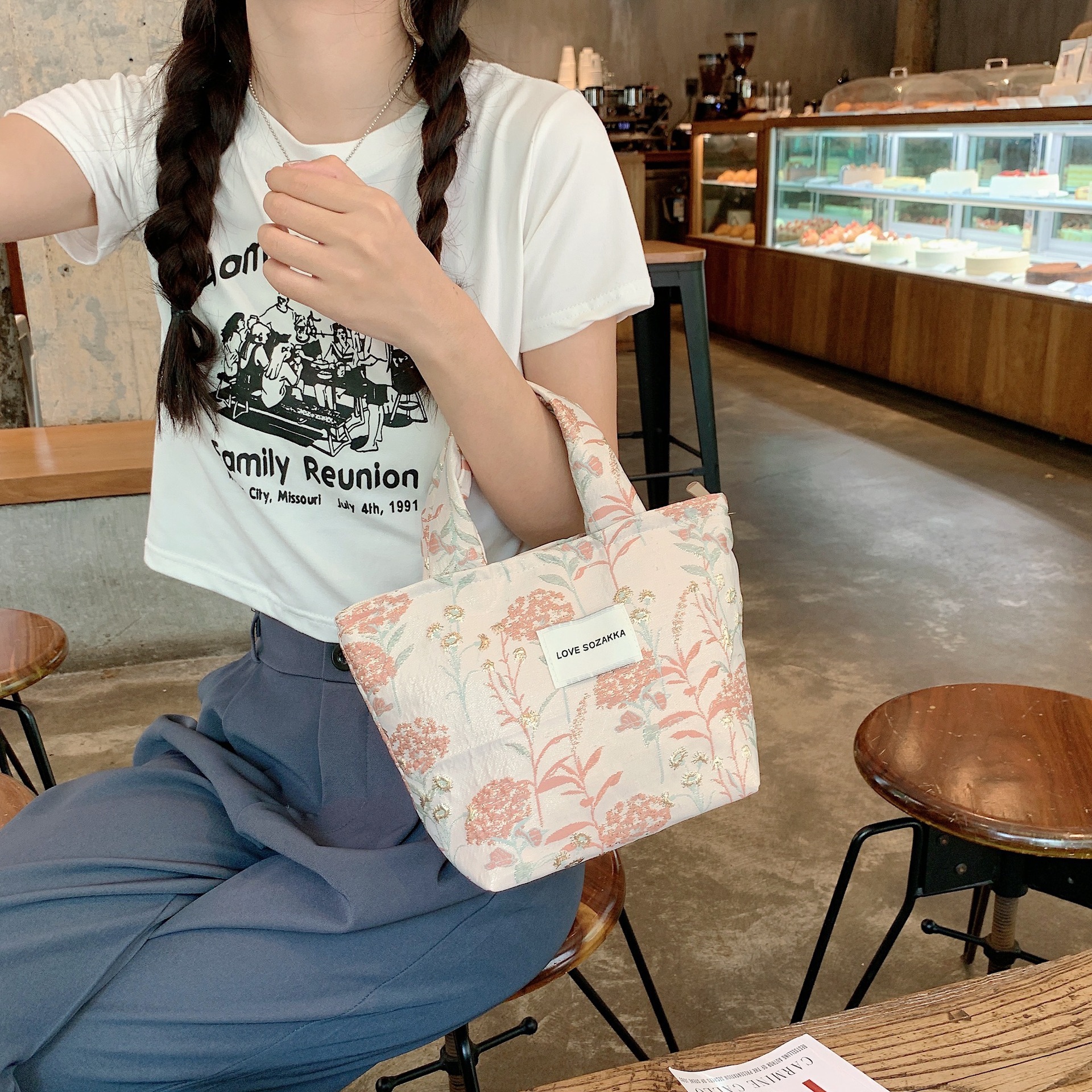 2823 French Embossed Flower hand-held Bento Bag for Ladies, a simple and portable handbag for casual strolls Item Picture