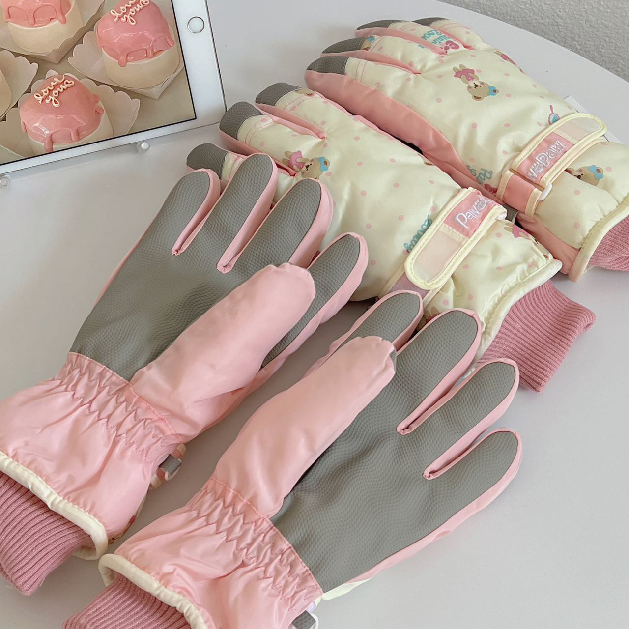Korean version soft girl ski gloves, cute little bear winter warm fleece anti-slip outdoor windproof cycling five-finger gloves Application Scenario