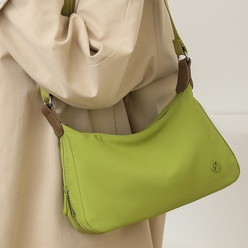 A new solid color and fresh crossbody bag for women in spring 2025, with a large capacity and multiple layers, is a casual single-shoulder bag Application Scenario