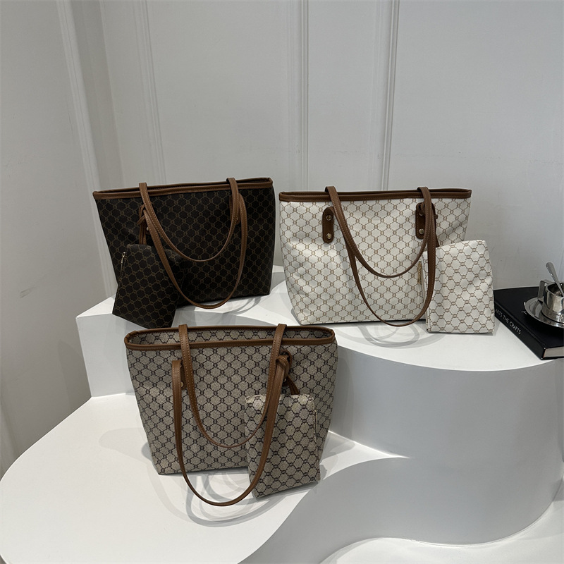 A simple and fashionable large-capacity bag for women, a new Spring 2024 trendy tote bag for commuting, a large-capacity hand-held shoulder bag Application Scenario