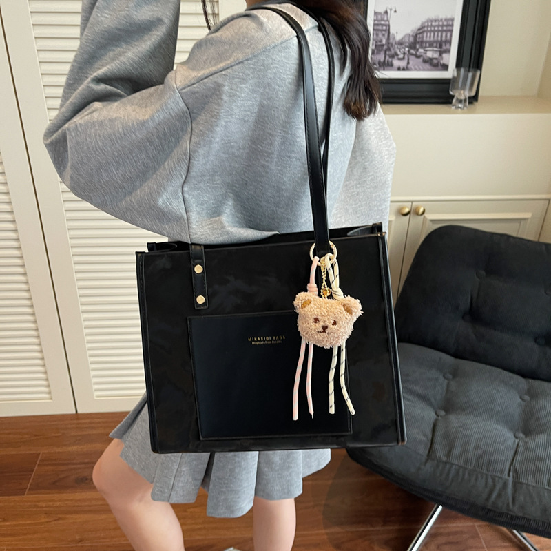 A new, stylish and trendy large-capacity tote bag for women in 2025, featuring a simple and color-blocking single-shoulder design for commuting Application Scenario
