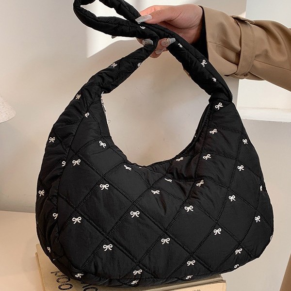 A fresh and light bow commuter tote bag with a laid-back style for women, a new autumn and winter bag, a single-shoulder crossbody bag, and an underarm bag full figure