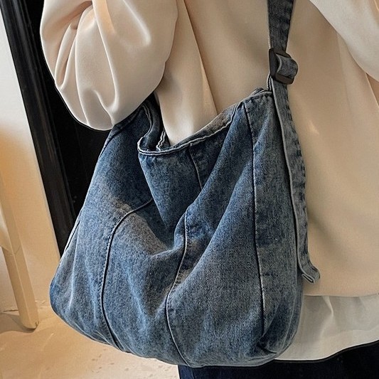 A fashionable handbag with a niche and versatile style. This new single-shoulder casual denim bag is durable, has a large capacity, is sturdy and laid-back full figure