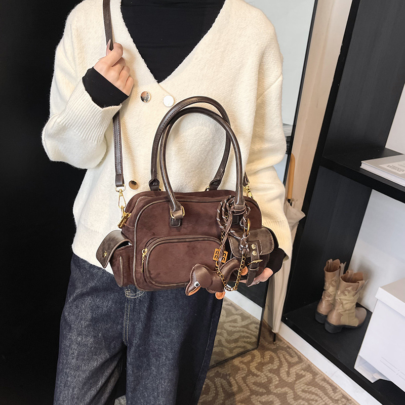 New hand-held travel bag for women 2024, retro, fashionable and casual single-shoulder bag, Korean style, high-end, trendy and versatile women's bag Application Scenario