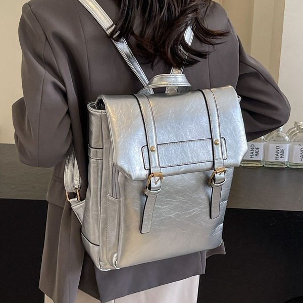Large-capacity women's 2024 new retro and versatile women's backpack with Korean-style quality business travel bag Application Scenario