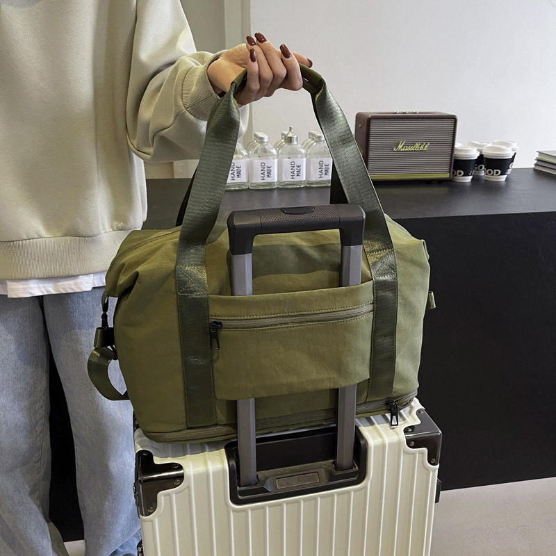New large-capacity short-distance travel bag for women, dry-wet separation sports and fitness bag, expandable carry-on luggage storage bag Application Scenario