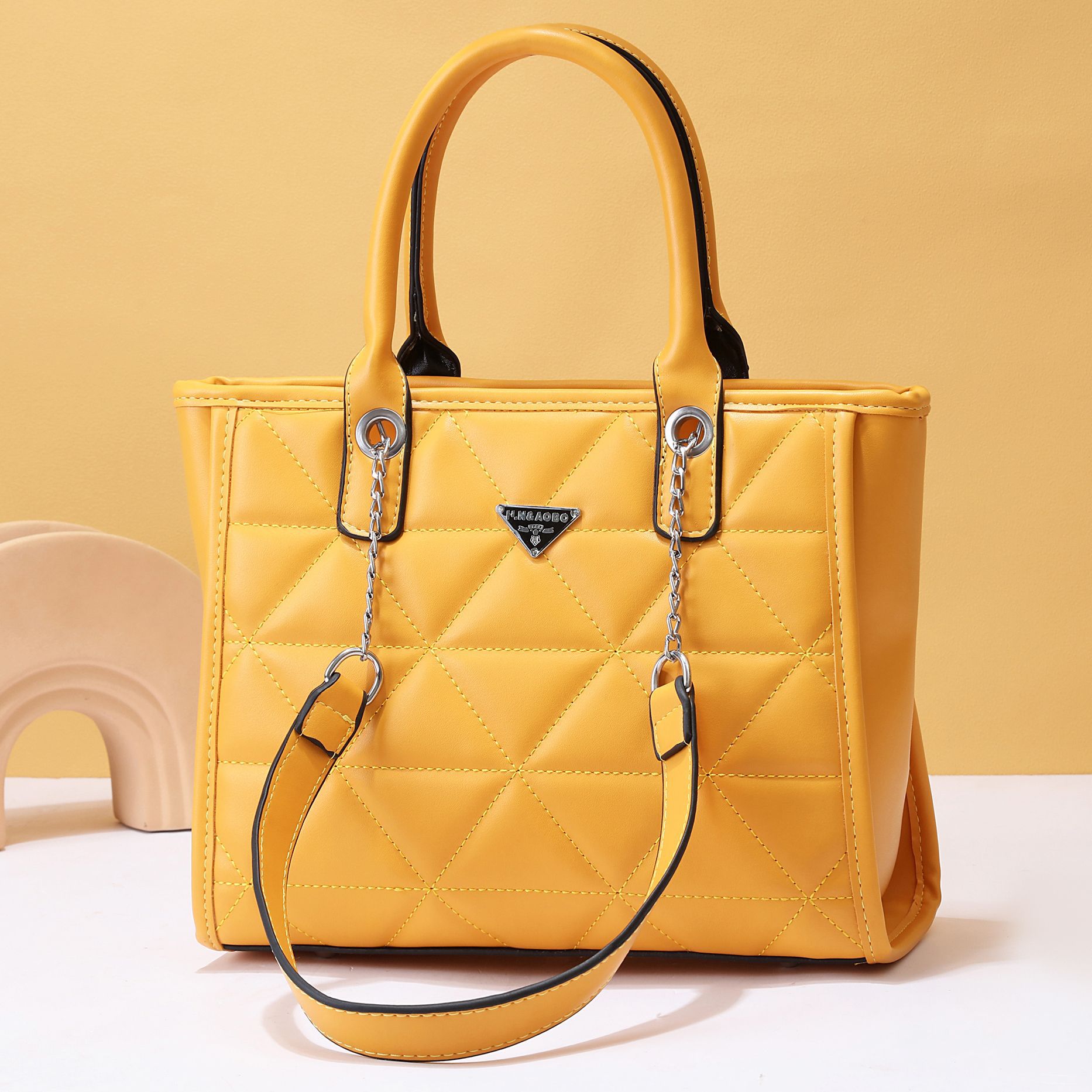 The 2023 new stylish large-capacity hand-held tote bag, with its embroidered and stylish style, is a single-shoulder crossbody bag for women's cross-border travel details Picture