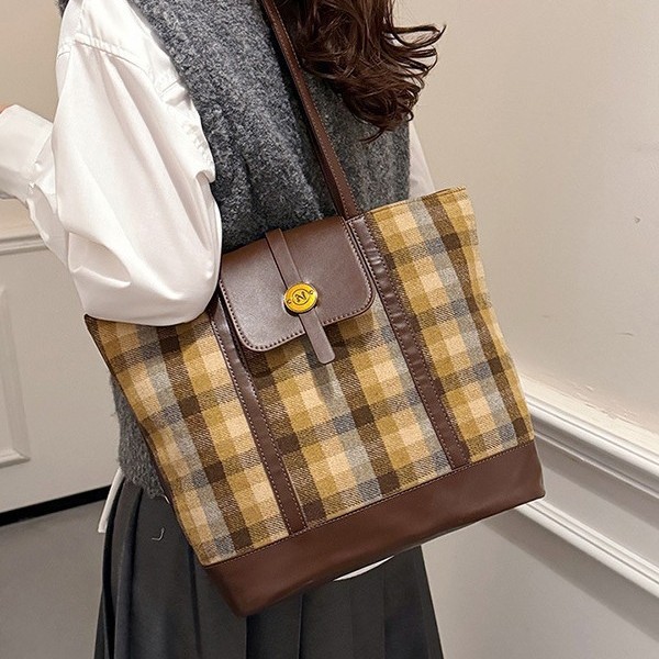 Large-capacity checkered tote bag for women, 2024 new retro and versatile single-shoulder bag, casual travel backpack full figure