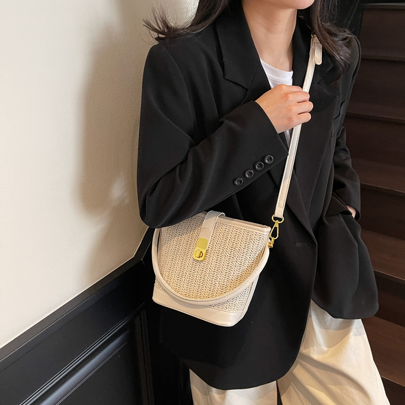 The new 2025 trendy and fashionable woven hand-held bucket bag features a high-end texture and a niche design. It is a single-shoulder crossbody bag Specification drawing