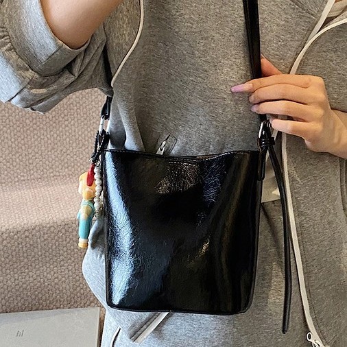 Fashionable single-shoulder bag for women, 2025 new high-end design, hand-held crossbody casual underarm bag, large-capacity mother-and-child bag details Picture