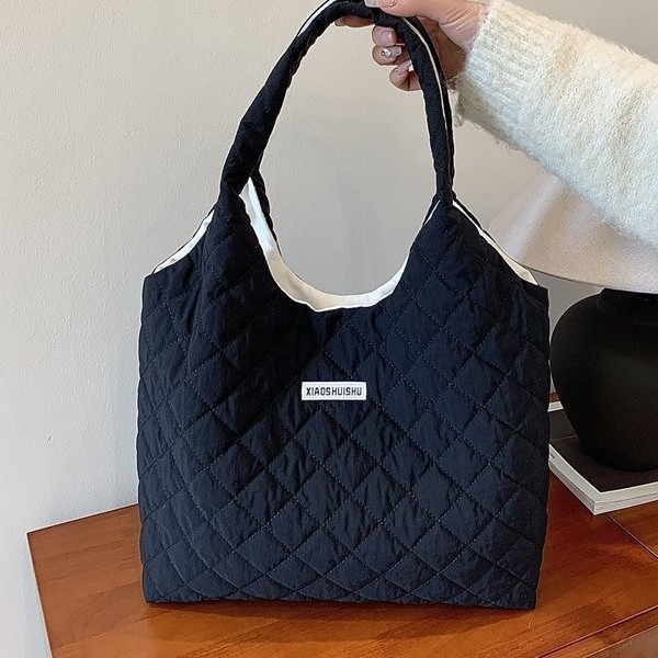 Autumn and winter large-capacity fashionable cotton-padded jacket bag for women, 2024 new diamond-patterned single-shoulder commuting simple and casual tote bag Application Scenario