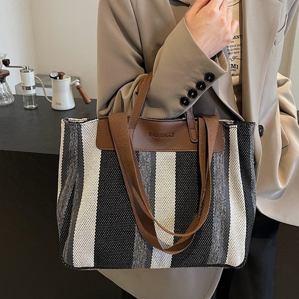 The 2024 new retro and fashionable checkered handbag is a niche commuter tote bag for women and a versatile large-capacity single-shoulder bag details Picture