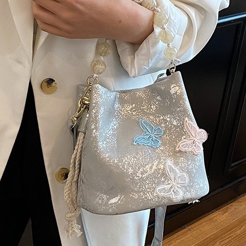 2025 New large-capacity women's bag for spring and summer, cute hand-held, underarm, single-shoulder bag, high-end and versatile tote bag Application Scenario