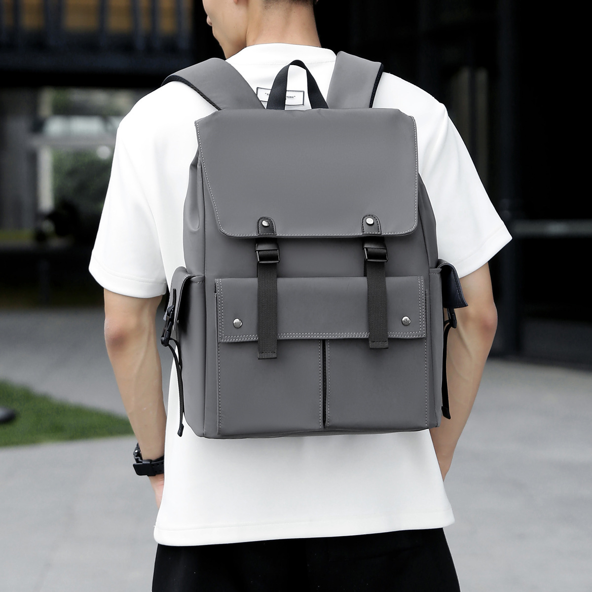 The new casual men's backpack is fashionable and trendy. It features a large-capacity travel backpack and a simple commuting computer bag for work details Picture