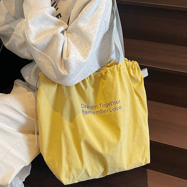 Solid color daily single fashion, casual, simple and lightweight folding handbag, casual shopping bag, shoulder bag, versatile bag Application Scenario