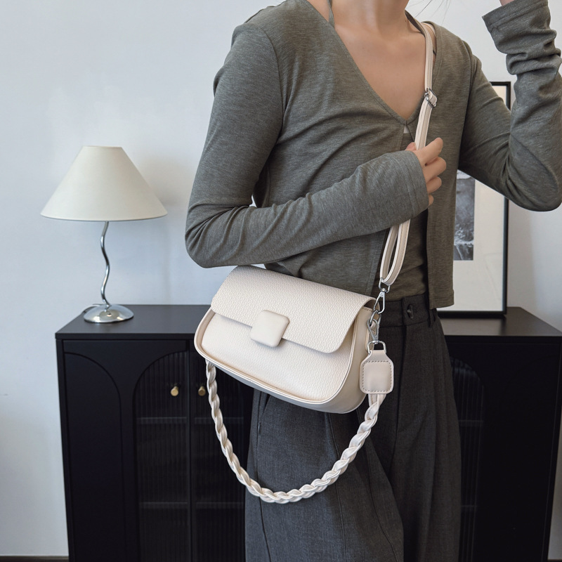 A simple and stylish small bag for ladies, 2025 new spring trend, retro and fashionable underarm square bag, high-end quality crossbody bag Specification drawing