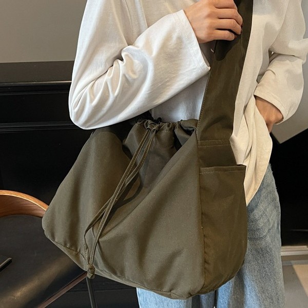 Japanese and Korean ins large-capacity sports crossbody bag, versatile single-shoulder bag for boys and girls, yoga and fitness crossbody bag Specification drawing