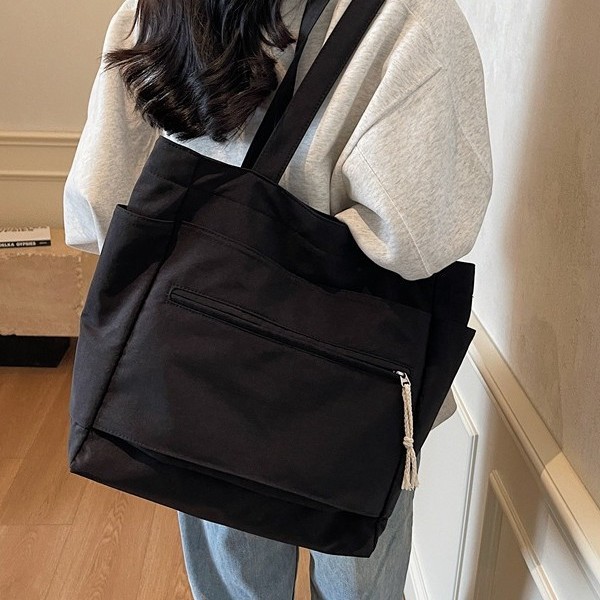 A new large-capacity business commuting fashion style, a large-capacity soft-faced solid color horizontal square Oxford fabric casual shoulder bag Specification drawing