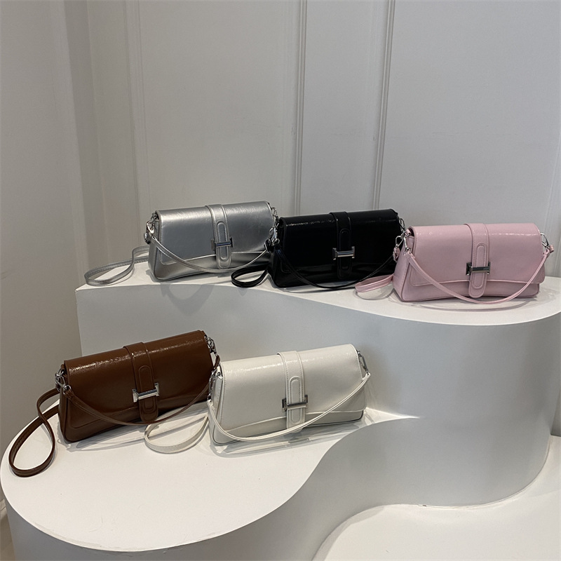 High-end vintage French niche bag 2024 new women's bag, popular commuting single-shoulder underarm bag baguette bag Application Scenario