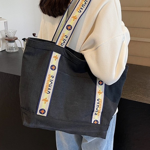 Canvas bag for women, large capacity, simple 2024 new versatile shoulder bag, casual commuting tote travel bag full figure