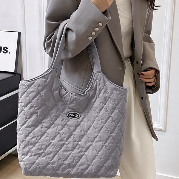High-end new handbag, large-capacity casual quilted cotton jacket bag, versatile casual women's bag, trendy tote bag Application Scenario