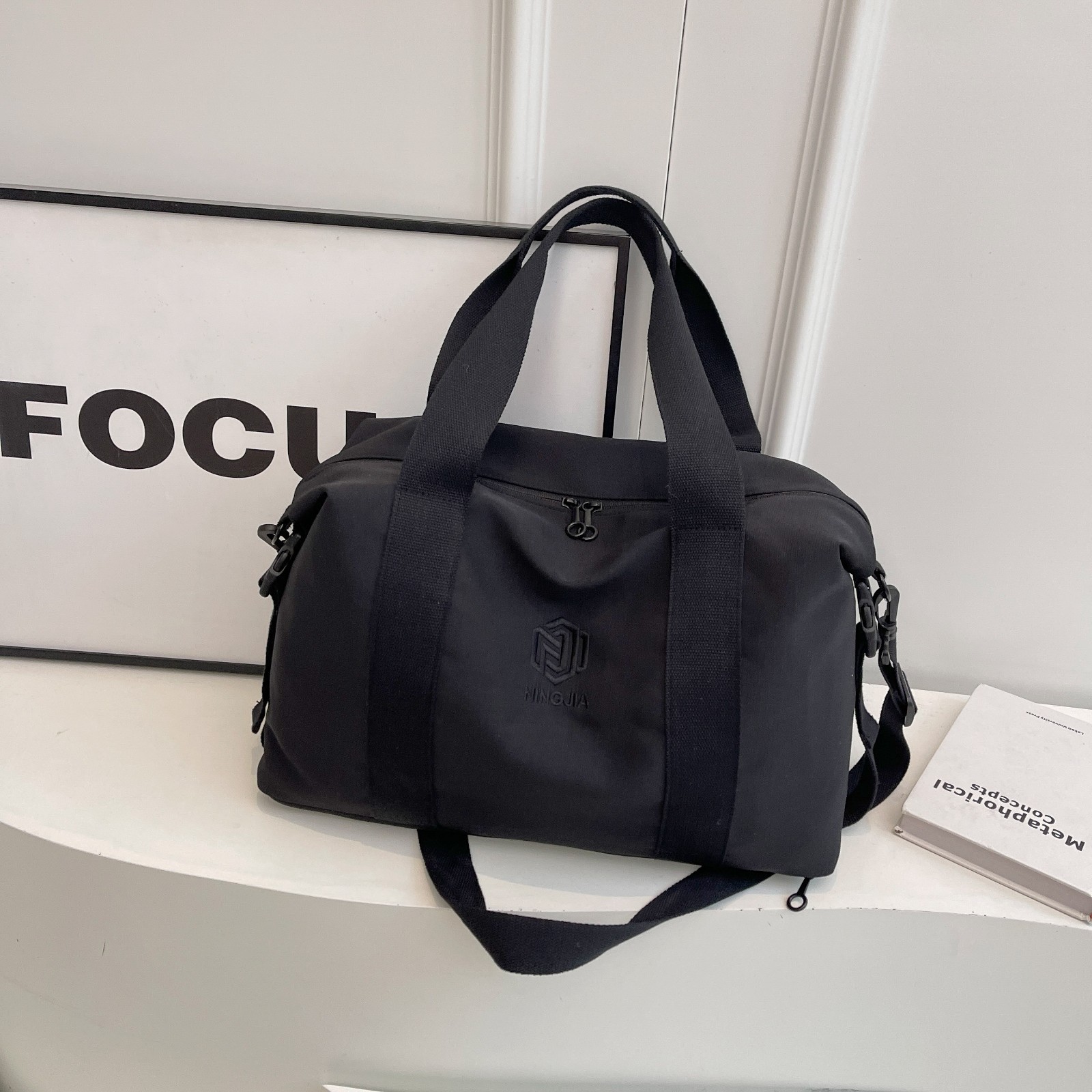 New outdoor large-capacity multi-functional travel bag, versatile and lightweight crossbody bag, men's and women's casual sports and fitness bag Application Scenario