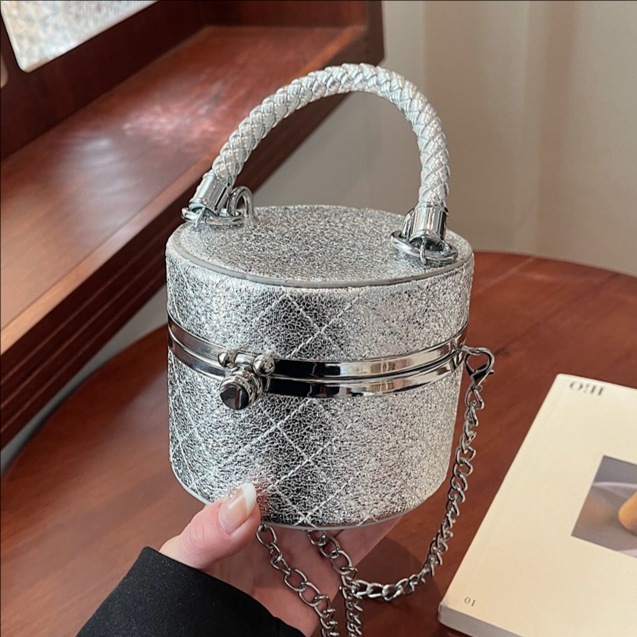 A unique and niche design hand-held bucket bag for women, a new 2025 trendy and versatile diamond-shaped chain single-shoulder crossbody bag full figure