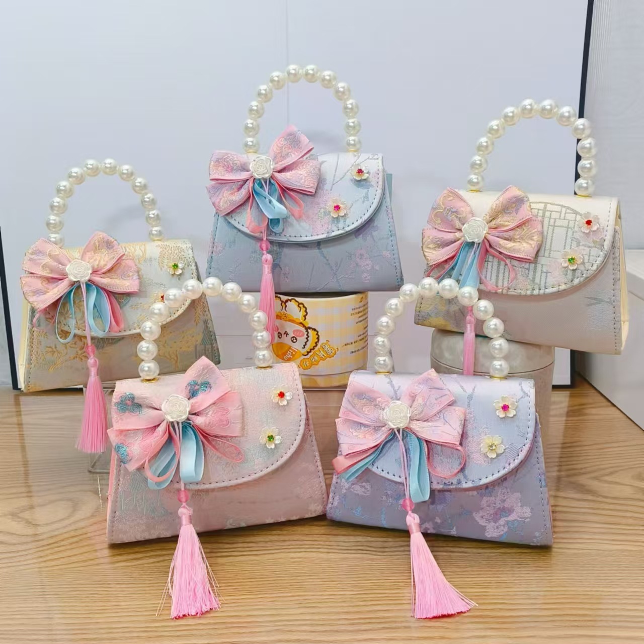 New ancient-style children's bags, cute crossbody bags for girls, Chinese-style single-shoulder bags for girls' outings, and handbags details Picture