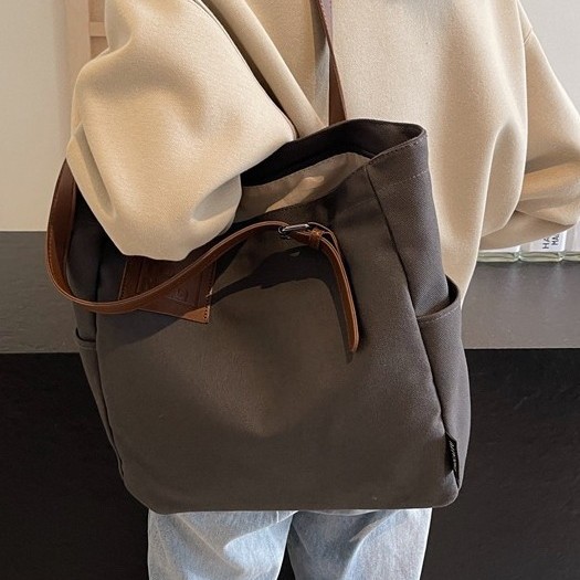 Tote bag, a large-capacity single-shoulder bag for commuting, versatile for hand-carry commuting, and a laid-back autumn and winter single-shoulder underarm bag Application Scenario