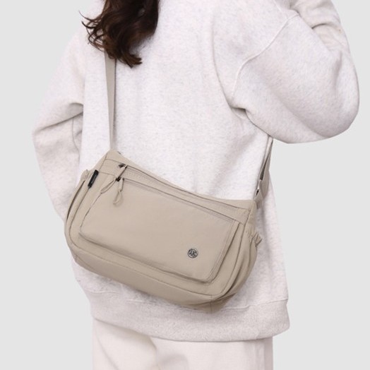 Hot-selling casual large-capacity women's bag with multiple layers, lightweight single-shoulder bag, fashionable nylon, simple and stylish crossbody bag Application Scenario
