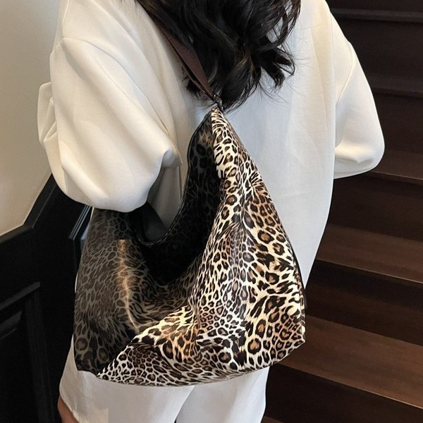 The 2025 new stylish, large-capacity, high-end commuter tote bag for women, a new leopard print contrasting color single-shoulder bag Specification drawing