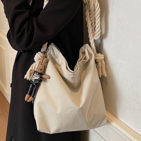 Canvas bag for women with large capacity 2024 new autumn and winter versatile casual single-shoulder crossbody bag for class and commuting tote bag Application Scenario
