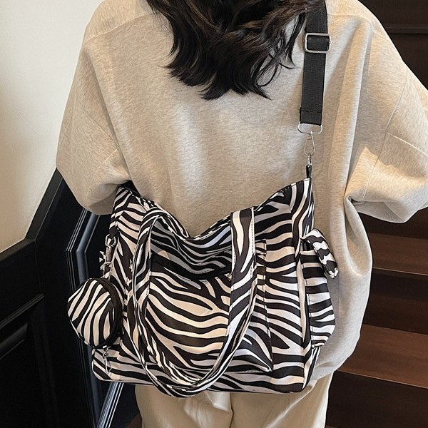 Fashion Women's Bag 2025 New Tote bag with leopard print and animal print, large-capacity single-shoulder hand-carry canvas shopping bag full figure