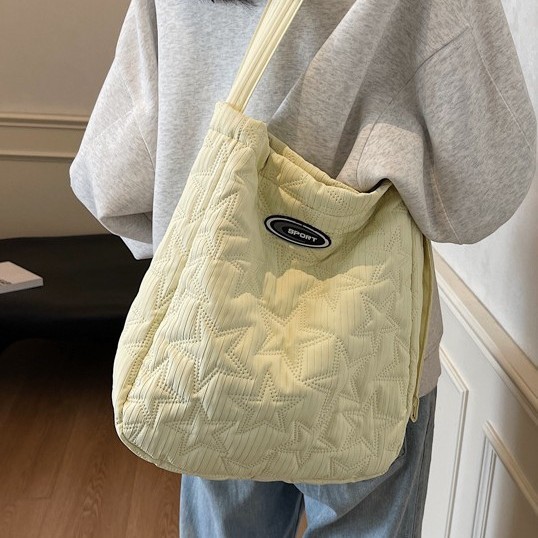 A niche cotton-padded bag with a relaxed feel, a large-capacity, lightweight nylon bag for autumn and winter, a commuting bag for work, and a single-shoulder crossbody bag Application Scenario