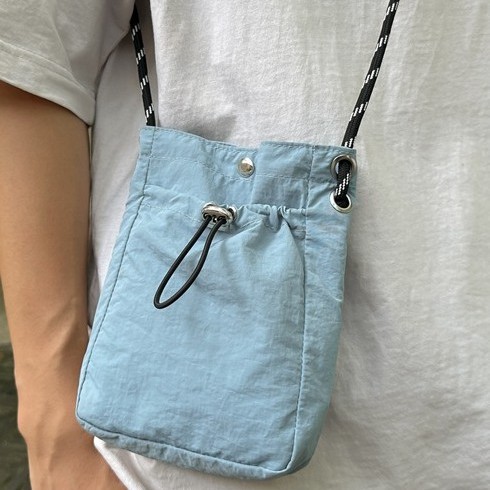 A new minimalist style mobile phone bag for women, a light and thin Japanese and Korean drawstring canvas small bag, versatile mini single-shoulder crossbody coin purse full figure