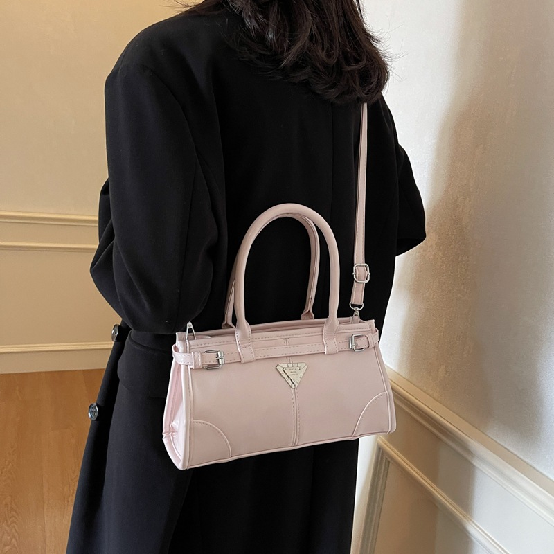 The Korean version of a niche handbag, a new trendy and fashionable commuting single-shoulder bag for women in 2025, exudes a sense of high-end single-shoulder crossbody Application Scenario