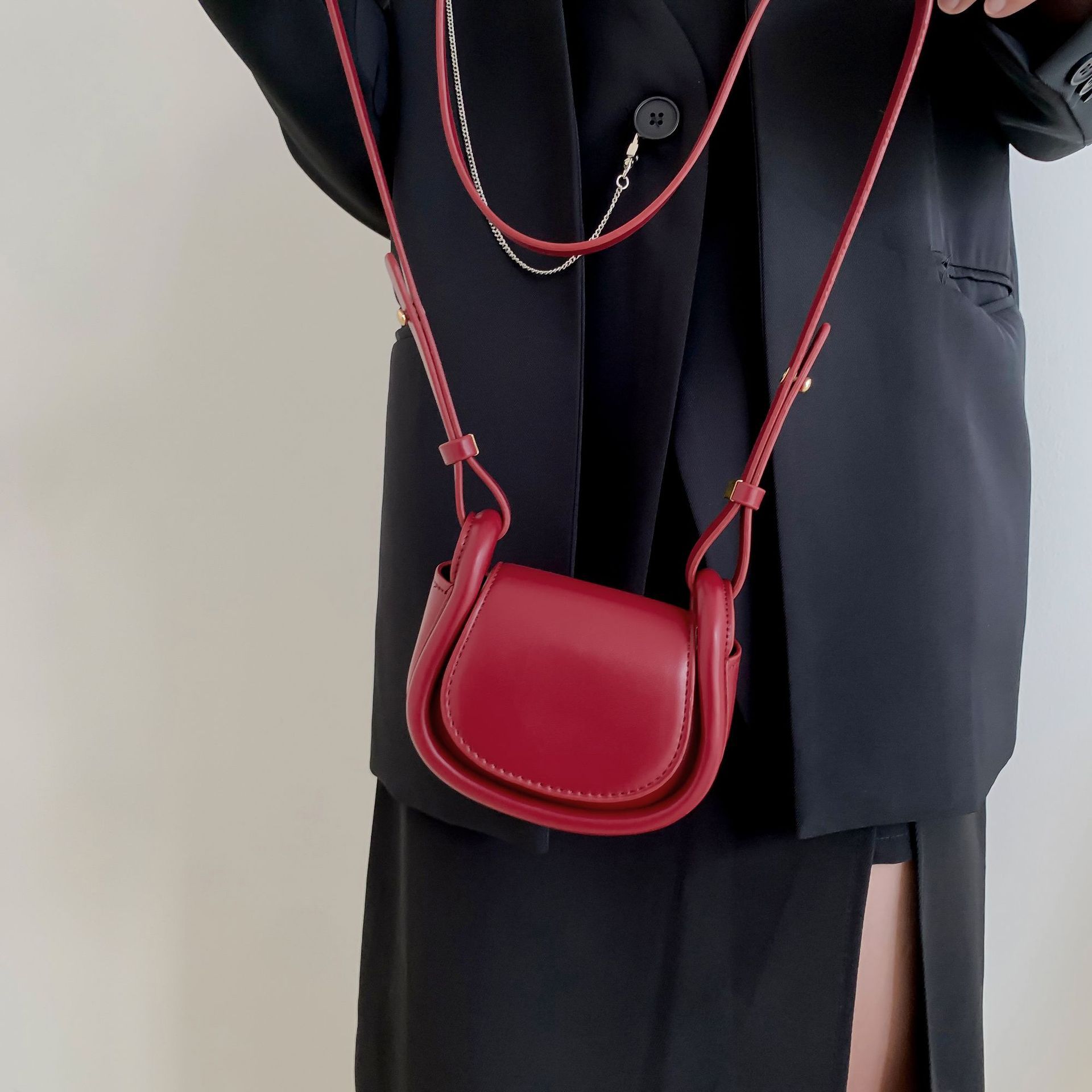 This is an Instagram niche new Korean version of fashionable children's retro handbag, a single-shoulder crossbody bag, and a stylish coin purse full figure
