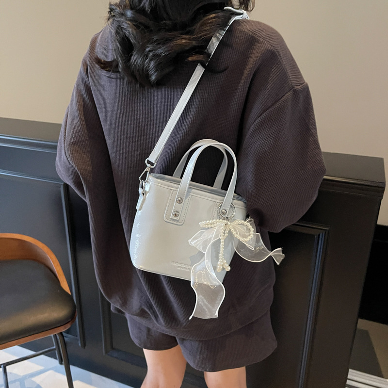 A niche retro patchwork hand-held bucket bag for women in 2025, a fashionable and trendy single-shoulder bag, a stylish and simple crossbody bag details Picture