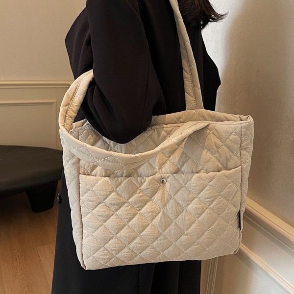 The new 2024 trendy large-capacity diamond-patterned underarm handbag is a versatile commuter tote bag with a forest style for women details Picture