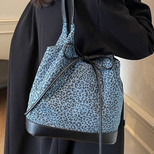 The new autumn and winter design style denim bucket bag, high-end and laid-back with a bow seal, single-shoulder bag, fashionable and large-capacity bag Specification drawing