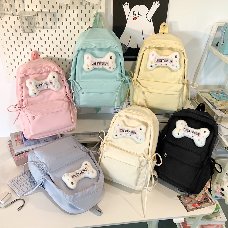 This year, solid-colored, simple and versatile casual backpacks are in vogue for junior high school students and girls Application Scenario