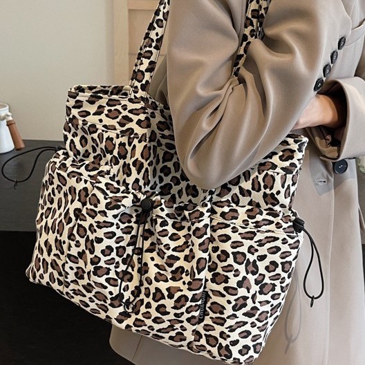 A niche leopard-print canvas tote bag for women's casual commuting, with a large capacity and a fashionable new style, a stylish single-shoulder bag Specification drawing