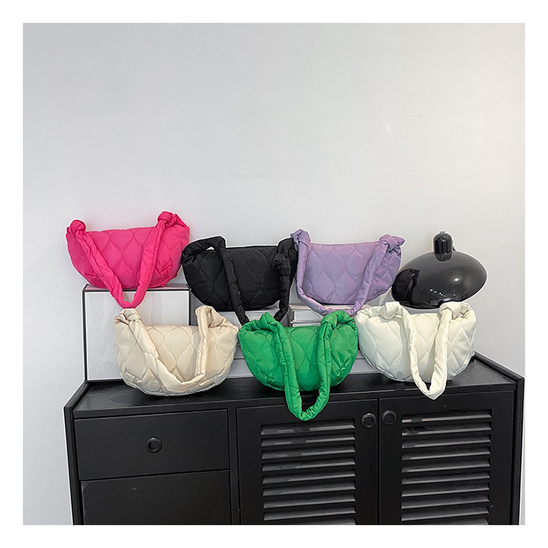 This year, single-shoulder bags are popular. The new autumn 2024 collection features a niche dumpling bag for women, a fashionable and simple crossbody bag for women Application Scenario