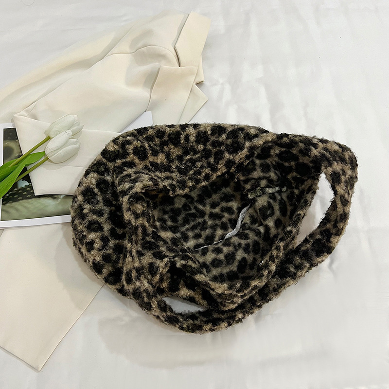 Laid-back style plush large-capacity casual women's bag 2024 autumn/winter new single-shoulder bag, retro leopard print commuter tote bag Application Scenario