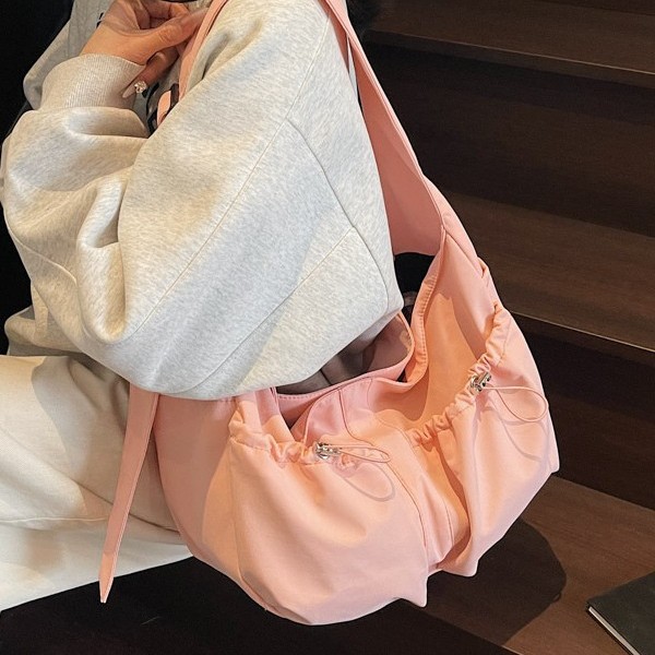 The new Korean-style dumpling bag is a large-capacity, simple and lightweight single-shoulder crossbody bag with a niche design sense for casual women full figure
