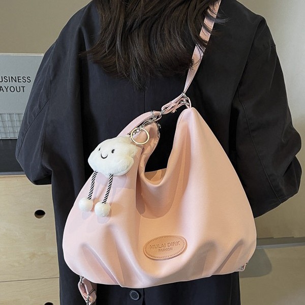 The 2025 new Korean lightweight pleated cloud bag is a simple, fresh and fashionable nylon single-shoulder bag with multiple carrying methods Application Scenario
