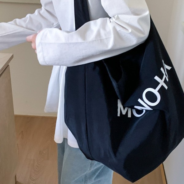 A new Korean-style laid-back canvas bag for girls with Instagram letters, a versatile large-capacity single-shoulder bag for casual commuting Application Scenario