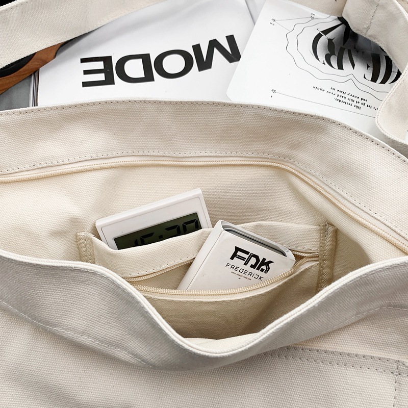 Retro casual canvas bag, women's trendy bag, large-capacity crossbody bag, travel hand bag, shoulder bag, college student class bag Application Scenario