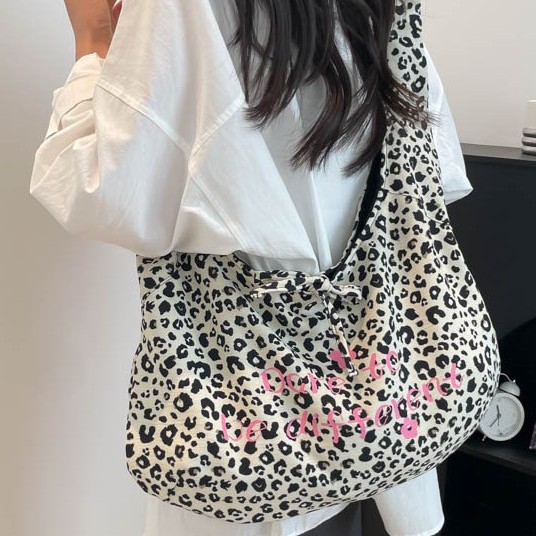 The new 2025 model of a niche designer's large-capacity casual commuting dumpling bag with pleated crossbody tote details Picture